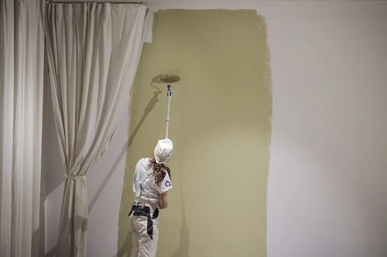 pintando pared en color trigo silvestre